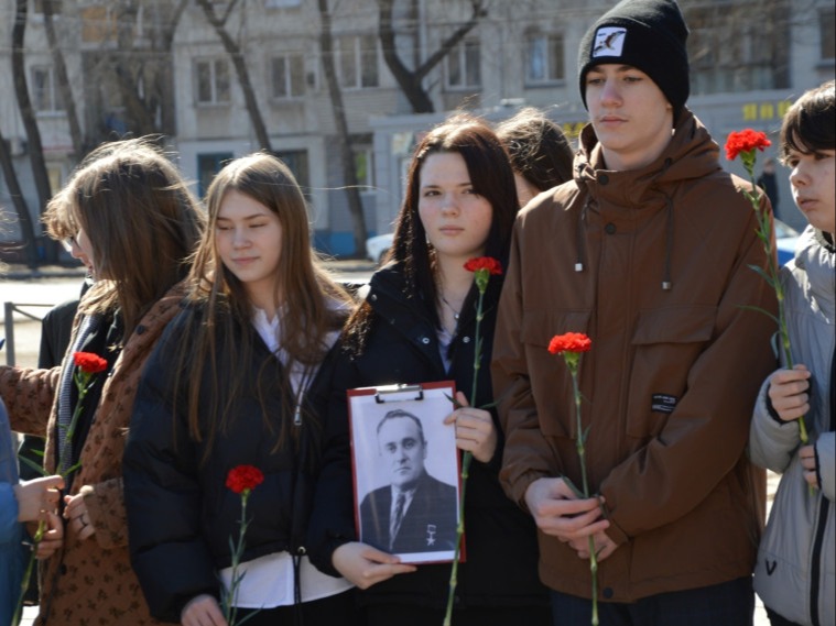 В Советском округе в преддверии Дня космонавтики состоялось возложение цветов к бюсту Сергея Королева.